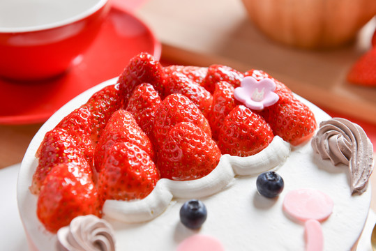 草莓卡通奶油蛋糕