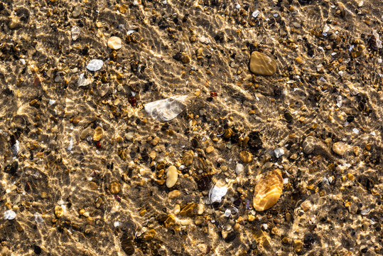 沙滩海水鹅卵石
