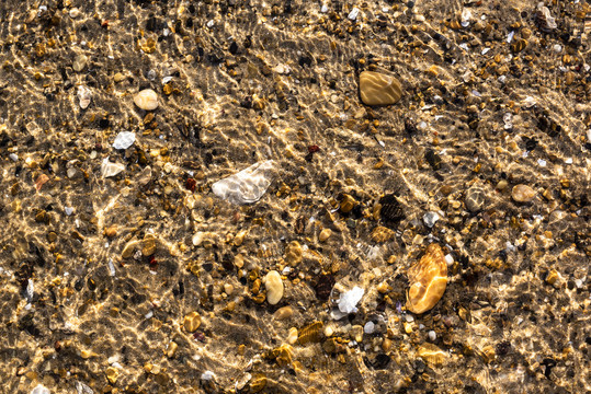 沙滩海水鹅卵石