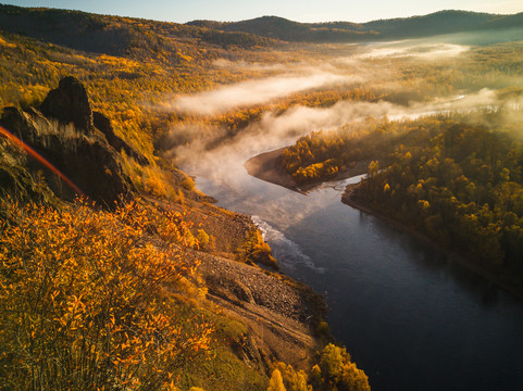 秋季清晨河流山峦晨雾