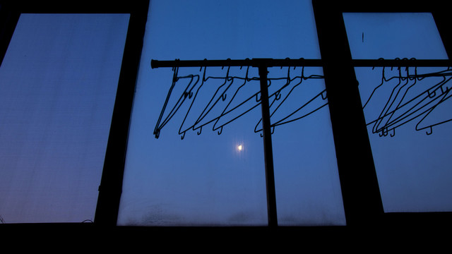 凌晨窗口晾衣杆上的衣架和月亮