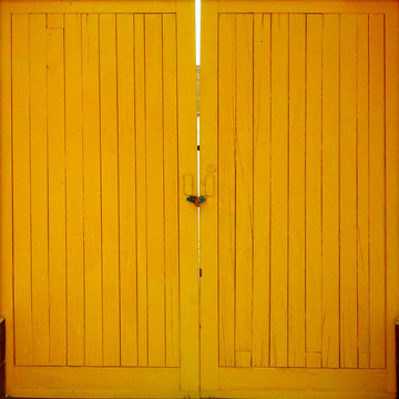 黄色木板门