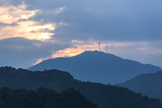 黄昏山景