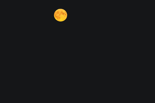 夜空月亮初升红月亮