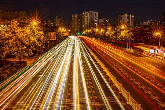 城市道路车流灯轨