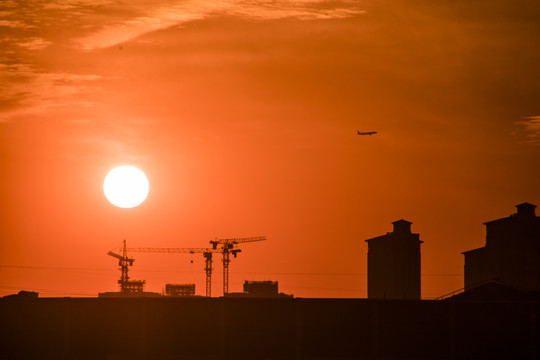 建筑工地的夕阳