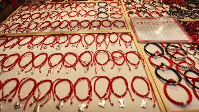 排列整齐的中国结编织手环手链