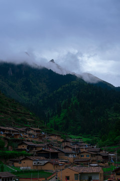 甘南扎尕那景区的一座小村落