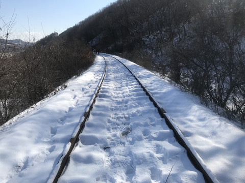 白雪覆轨到天涯