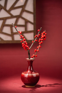 冬青花瓶中的红果
