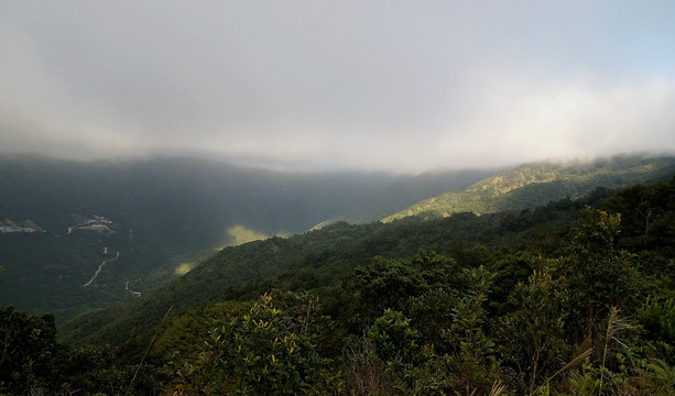 云雾缭绕大山