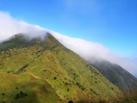 山峰云雾