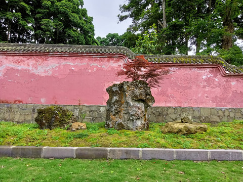 云峰寺院红墙绿树景观