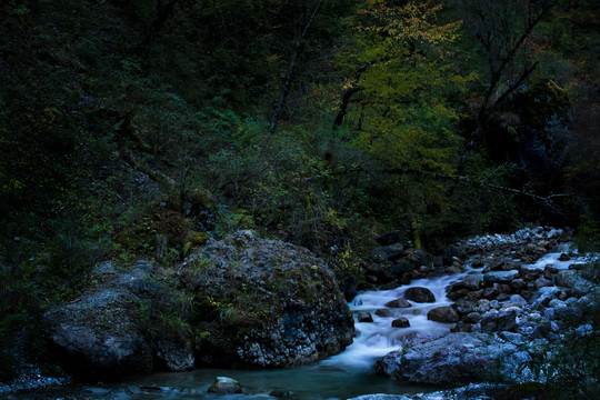 山涧溪流