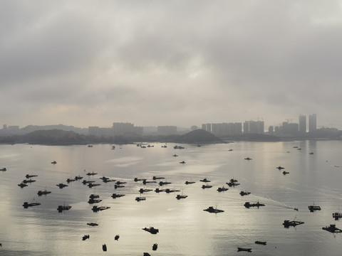 阴天渔港