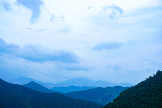 天空下的山