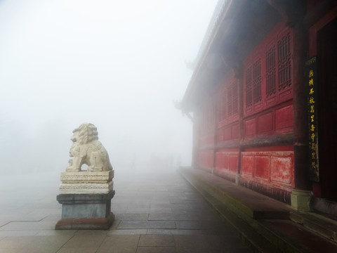 云雾峨眉山卧云禅寺