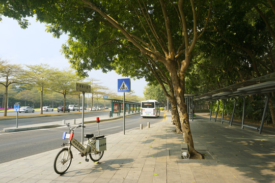 深圳公交车站及治安巡逻自行车