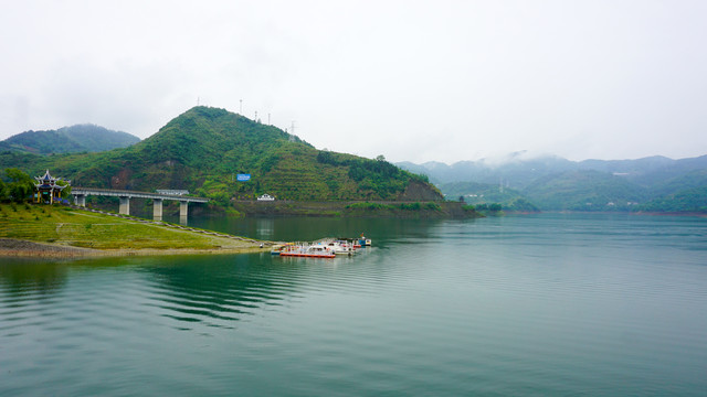 上庸镇圣水湖边