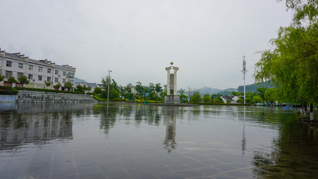 上庸镇圣水湖广场