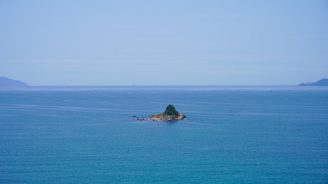 远眺海中小岛