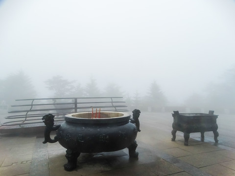 云雾峨眉山寺院