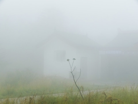 峨眉山迷雾寺院