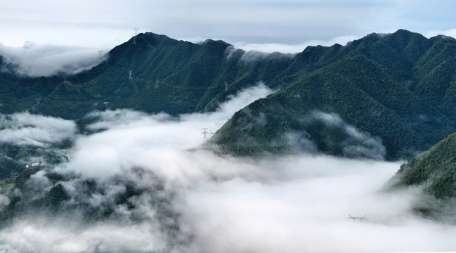 云海与输电线路