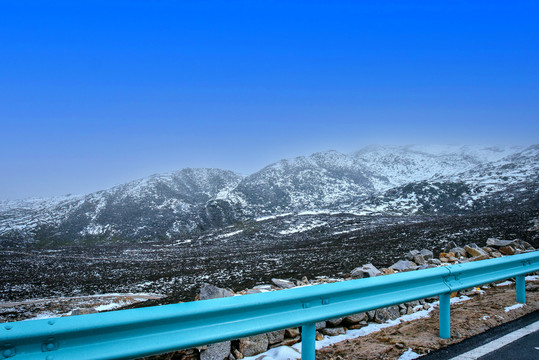高原上的雪景