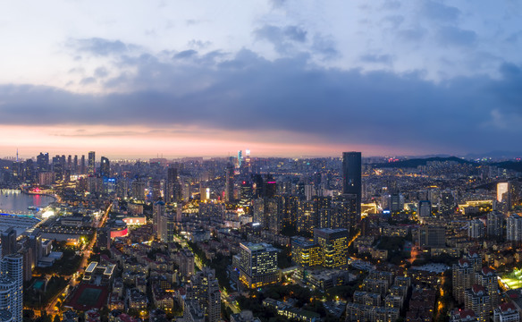 航拍青岛市容市貌夜色