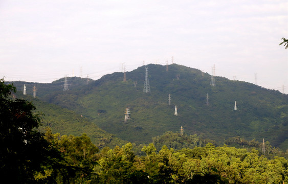 山峰上电网铁塔