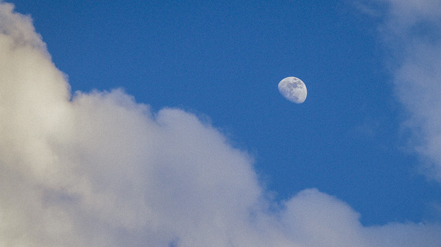 大理的蓝天白云和月亮