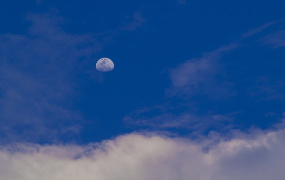 大理的蓝天白云和月亮