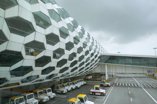 深圳机场蜂巢造型外立面