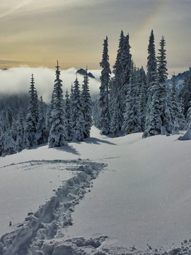 雪后山景