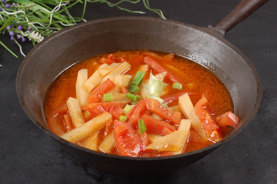 铁锅西红柿炖土豆