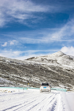 雪山上的越野车