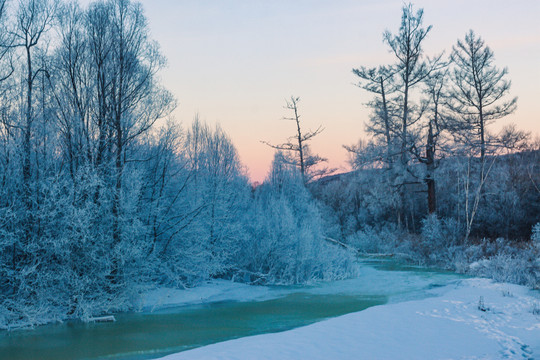 冬季清晨森林雾凇河流