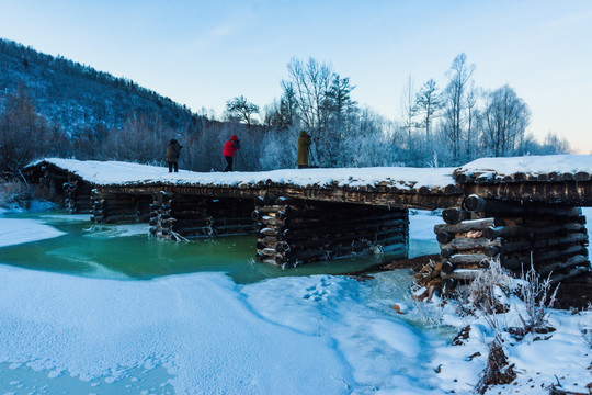 冬季河流木桥摄影人