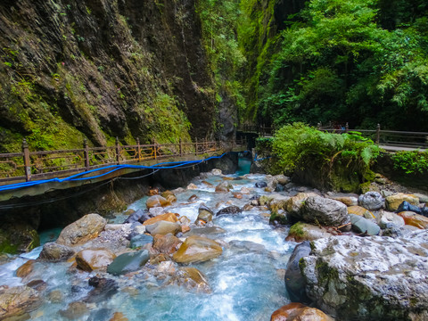 山涧溪流