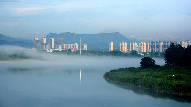 水面雾景