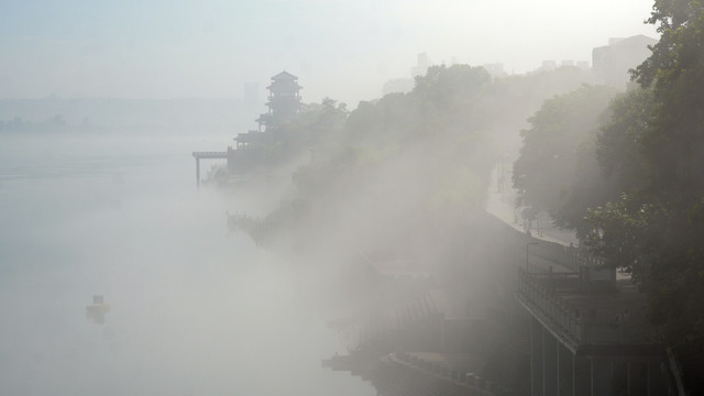 水面雾景