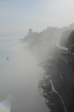 水面雾景