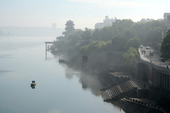 水面雾景