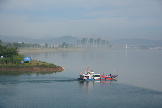 水面雾景