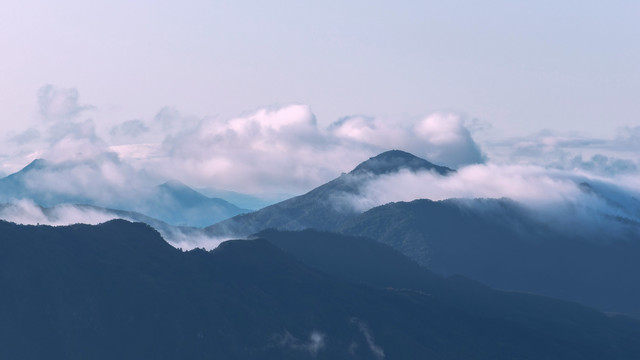 云雾缭绕的山峰