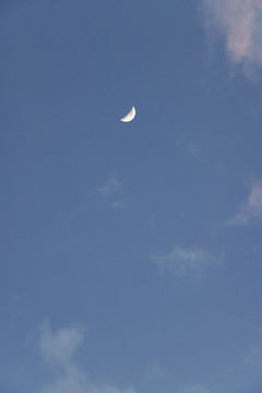 月亮蓝天云朵