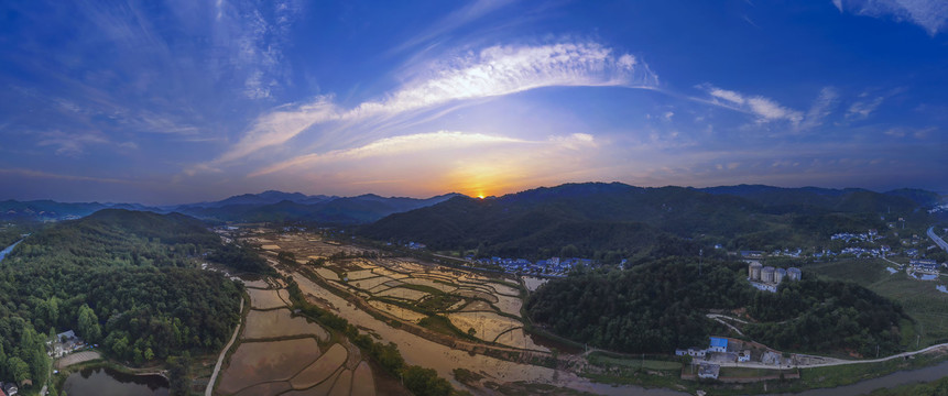 宽幅山村春来早全景图