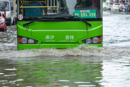 暴雨天气巴士水中行驶