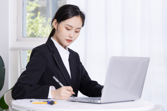 商务女性在电脑前工作